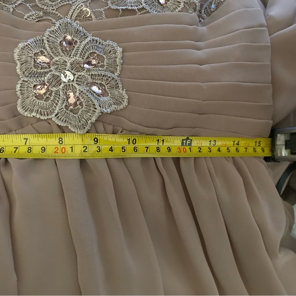 Woman’s formal dress worn once great condition size 10/12 taupe color - Picture 10 of 15
